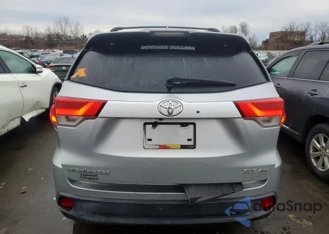 2018 Toyota Highlander Se z USA, uszkodzony, nr VIN 5TDJZRFH4JS893719